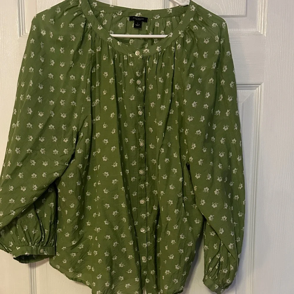 ANN TAYLOR FACTORY Green Floral Blouse - Picture 2 of 10